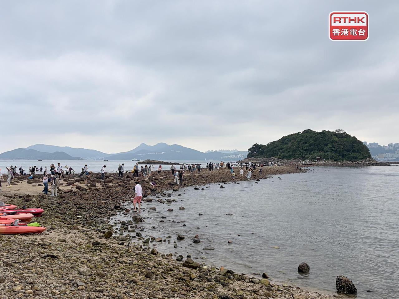漁護署在橋咀洲實施管理工作，包括在橋咀洲碼頭設置人流計數器，並以無人機監察沙灘及沿岸區域情況。（鄧鈞尤攝）