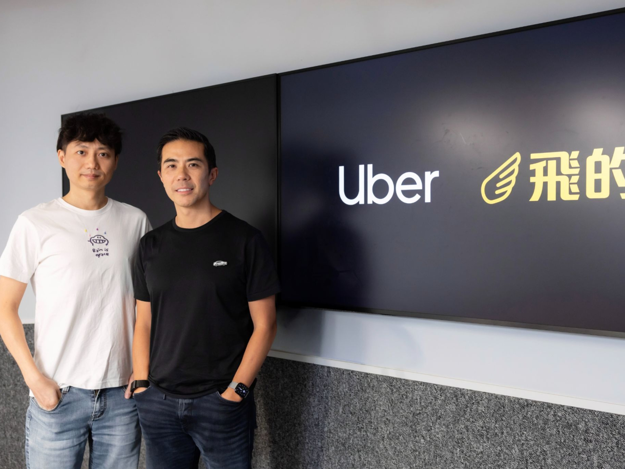 飛的創辦人 Simon Siu （左）及 Uber 香港區總經理鍾志霆（右）。（Uber香港提供）