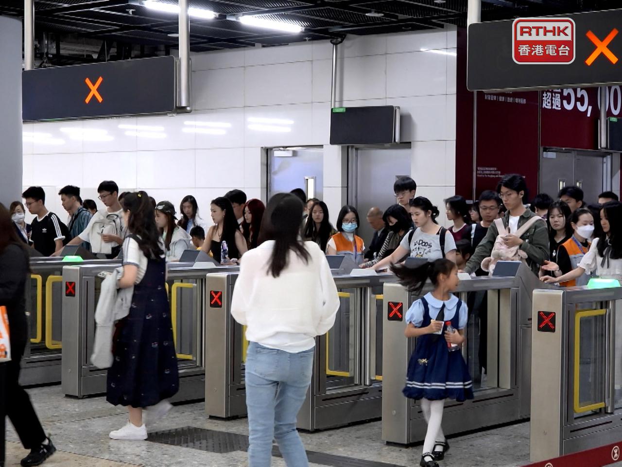 截至下午4時，各出入境口岸共有超過75萬5千人次出入境。（廖漢榮攝）