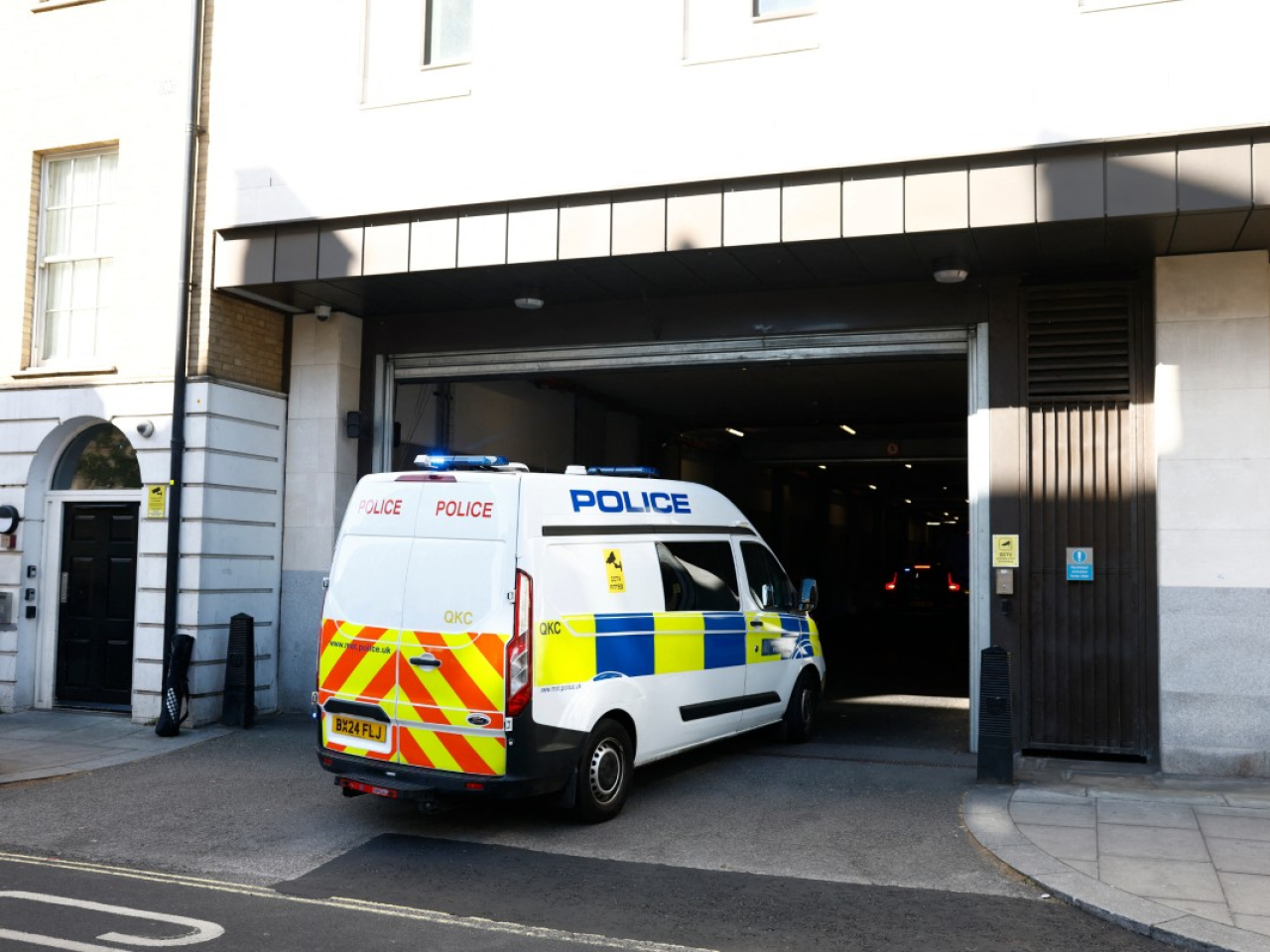 有警車駛入威斯敏斯特地方法院。（法新社）