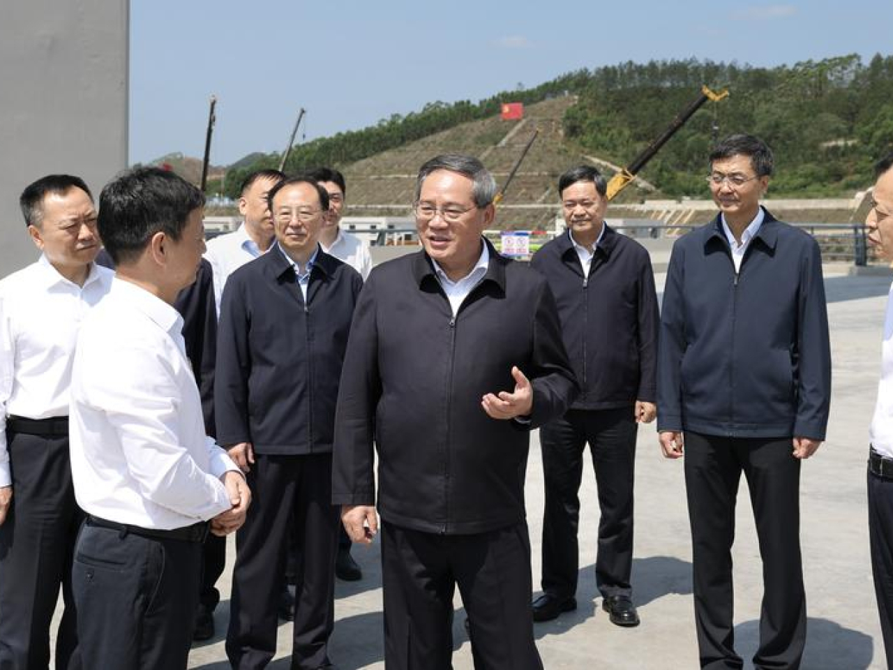李強到欽州市平陸運河馬道樞紐，聽取運河建設情況介紹。（新華社）
