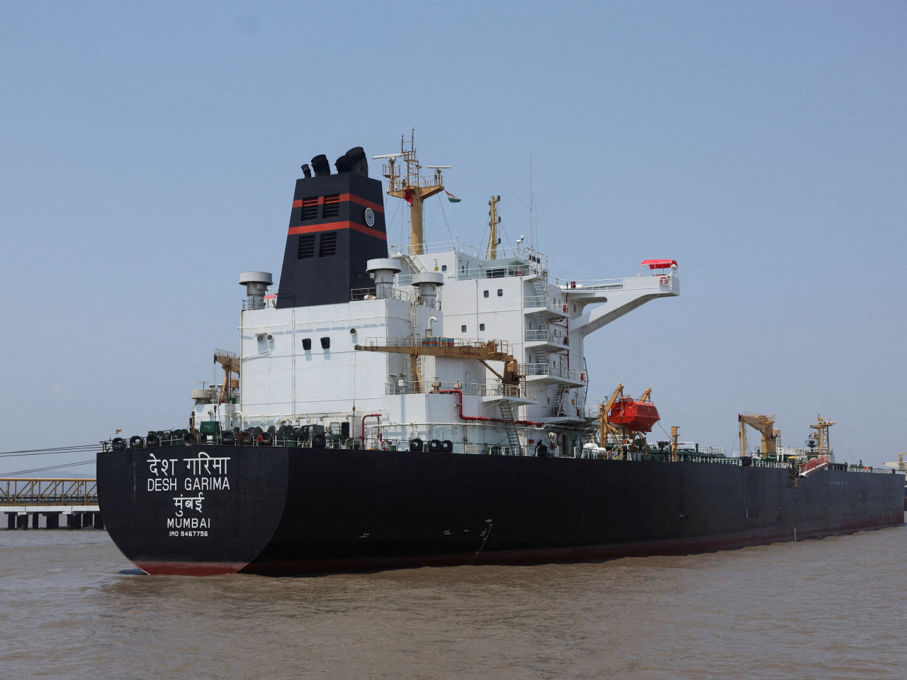 A tanker unloads crude oil in Mumbai, India, on Thursday after transiting the Strait of Hormuz. Photo: Reuters