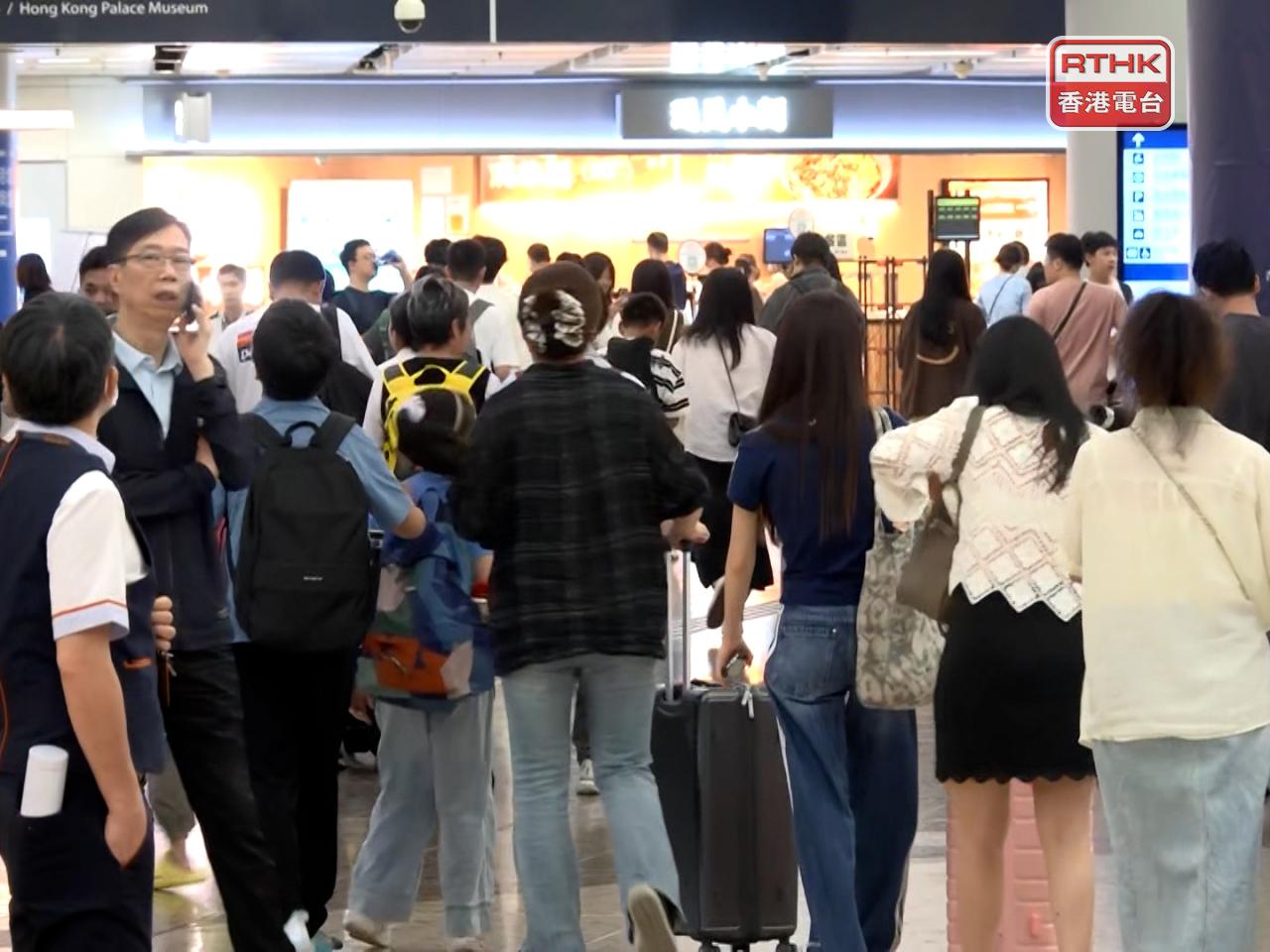 入境人次接近37萬7千，內地旅客佔23萬2千多人次。（孔令輝攝）