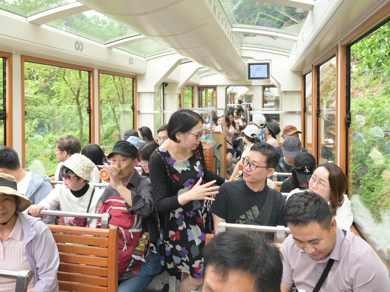 張馮泳萍（中）視察景點在內地勞動節黃金周的人流管理及旅客活動情況。（政府新聞處）