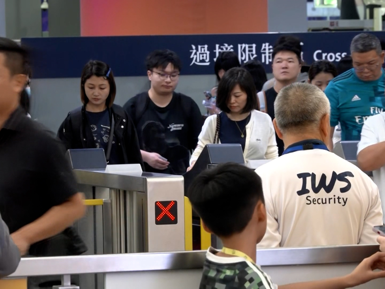 截至晚上9時，各出入境口岸共有超過108萬6千人次出入境。（孔令輝攝）