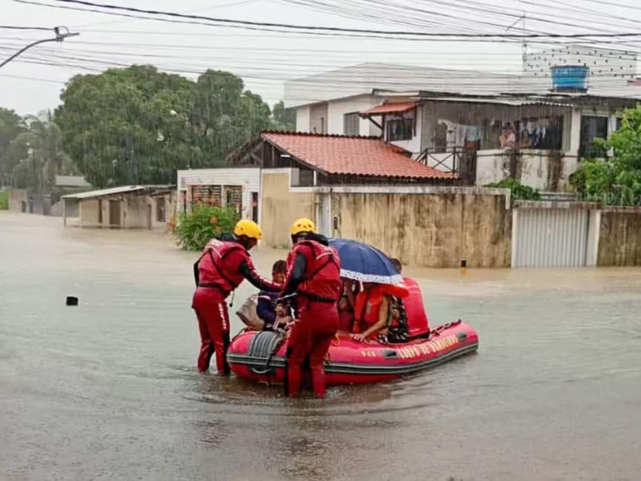 巴西東北部連日暴雨，造成至少6人死亡。（央視新聞）