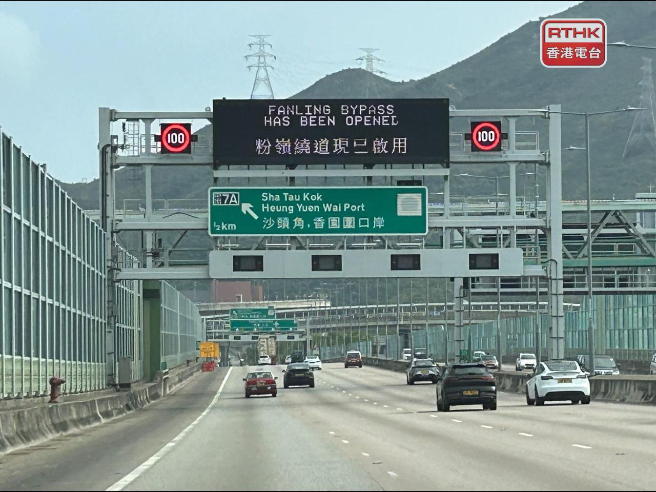 記者在通車後觀察，使用繞道的車輛不算多，沿途交通暢順，整段繞道行車時間約5分鐘。（林漢山攝）