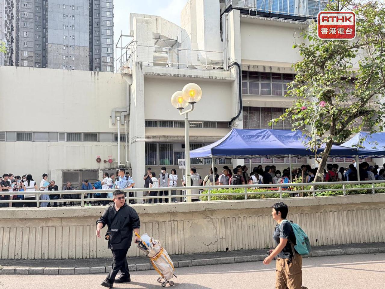 未到8時半，已經陸續有居民在廣福社區會堂外等候登記。(鄧鈞尤攝)