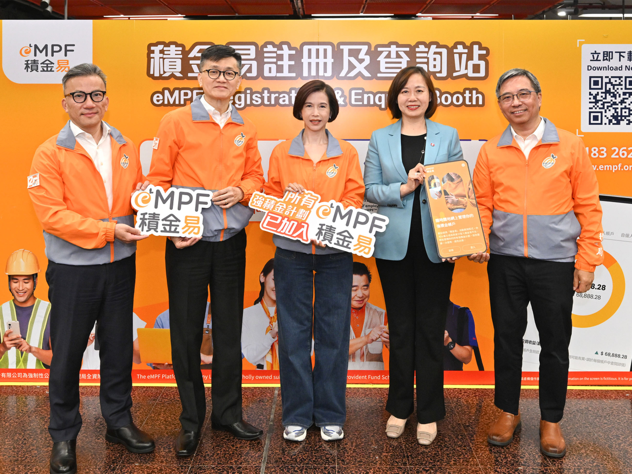 劉麥嘉軒(中)形容，「積金易」平台上台工作正式完成，是自強積金制度實施以來，影響最深遠的改革。（積金局圖片）
