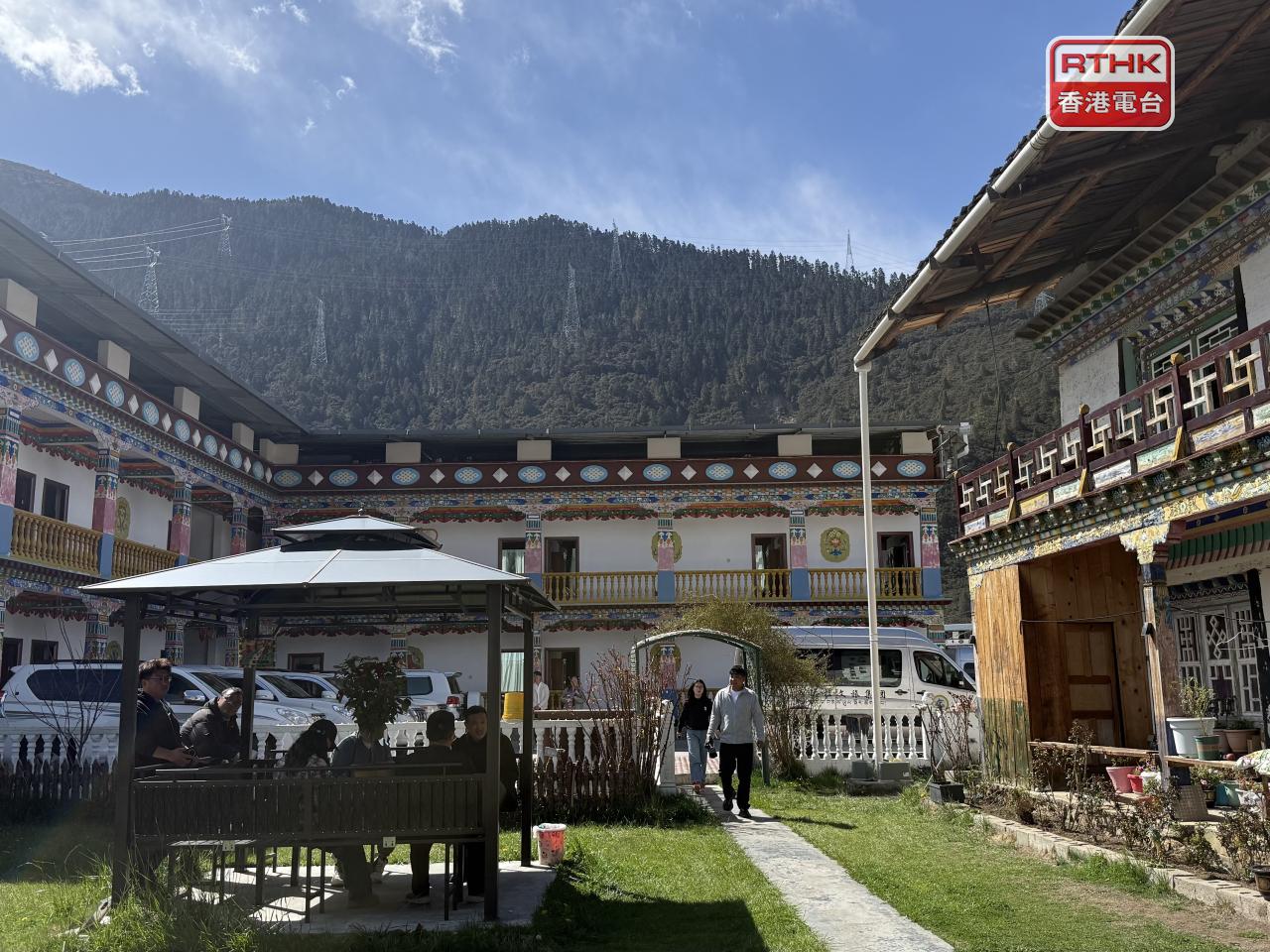 有當地居民將房子改建為民宿接待旅客。(陳曉筠攝)