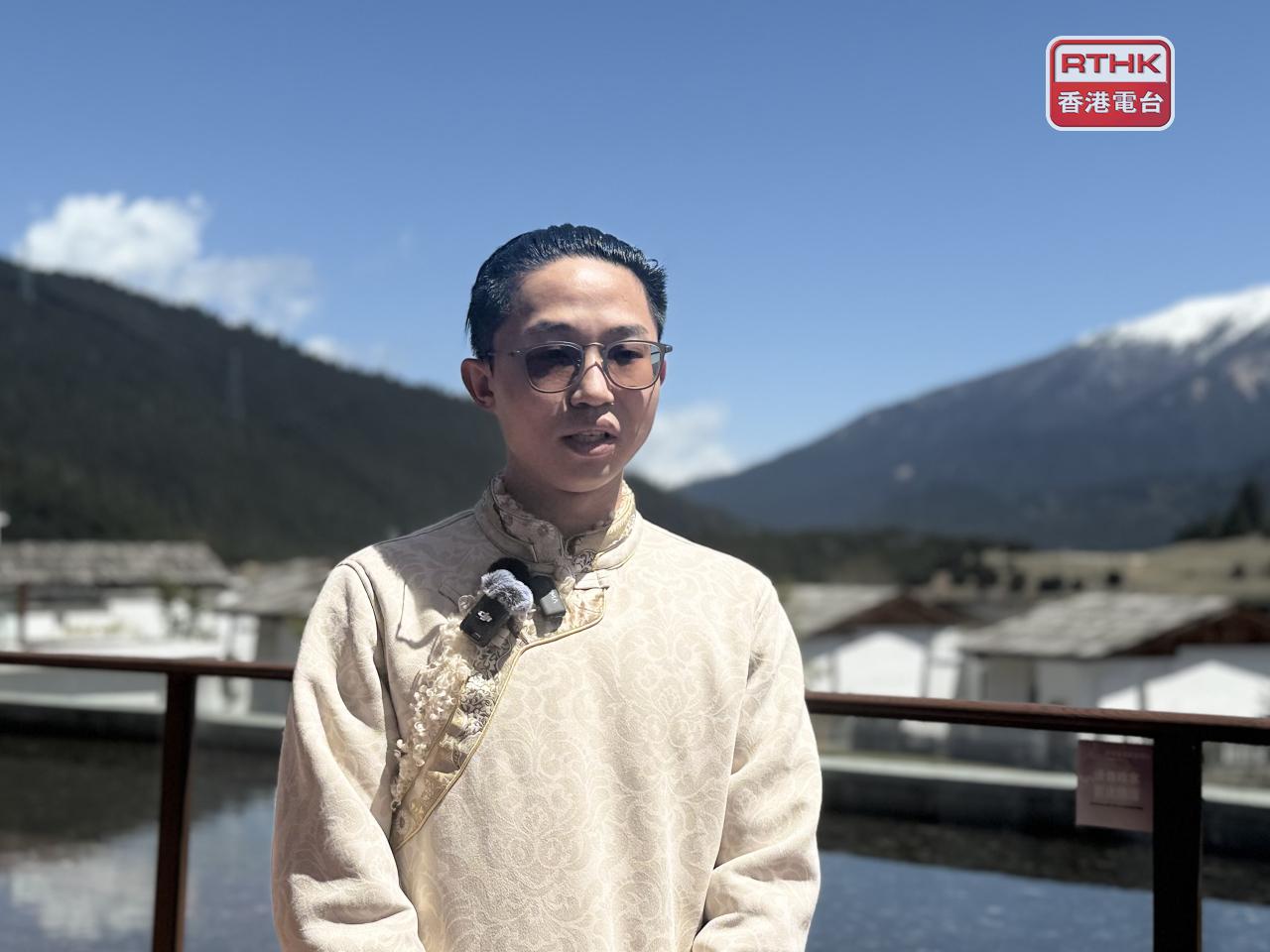 張余說，酒店集團與農牧民合作提供不同體驗項目，同時會確保生態環境不受破壞。(陳曉筠攝)