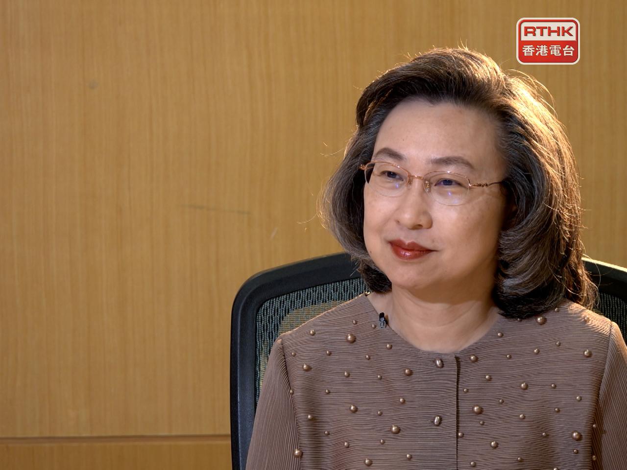 楊何蓓茵表示，公務員薪酬調整機制涉及六個因素，巿民觀感可在公務員士氣中反映。（港台圖片）