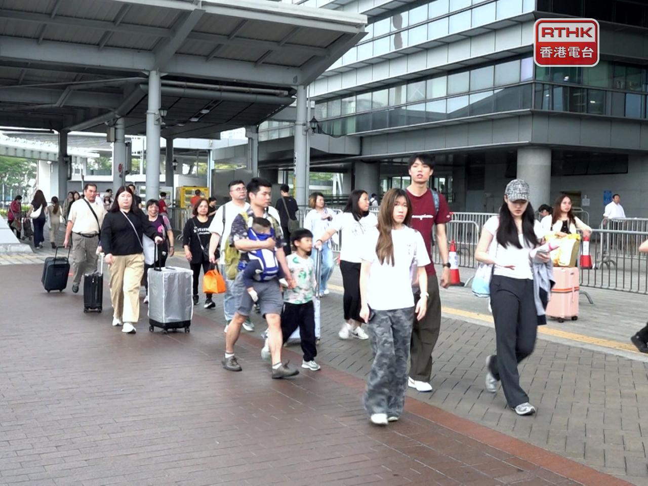 入境處表示，截至早上10時，各出入境口岸共有超過18萬9千人次出入境。（港台圖片）