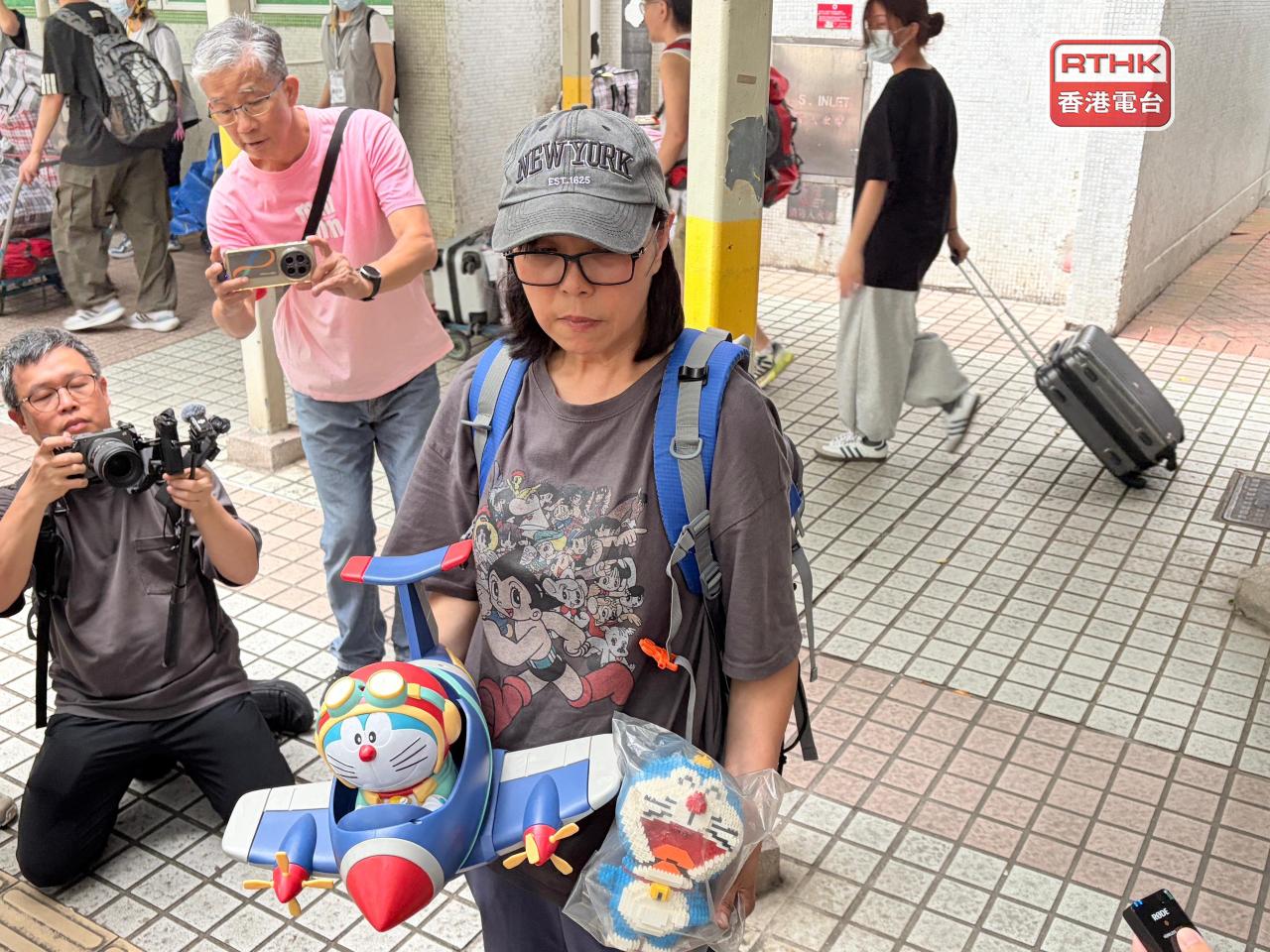 何小姐收拾了21袋物品離開，包括一些玩具。(鄧鈞尤攝)