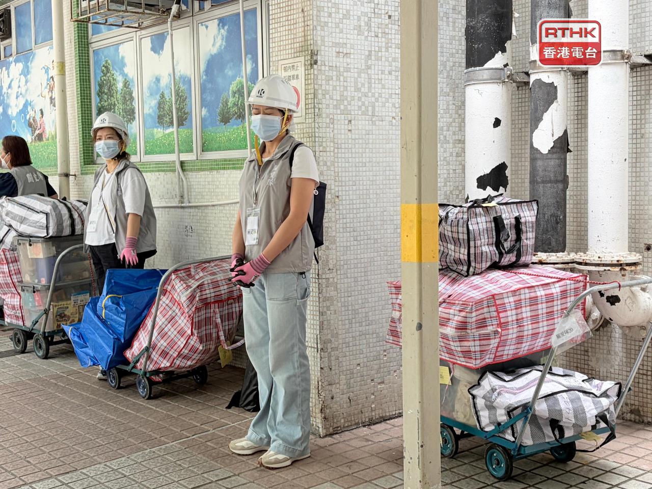 今日繼續是宏盛閣和宏泰閣居民上樓，有關愛隊成員站崗。（鄧鈞尤攝）
