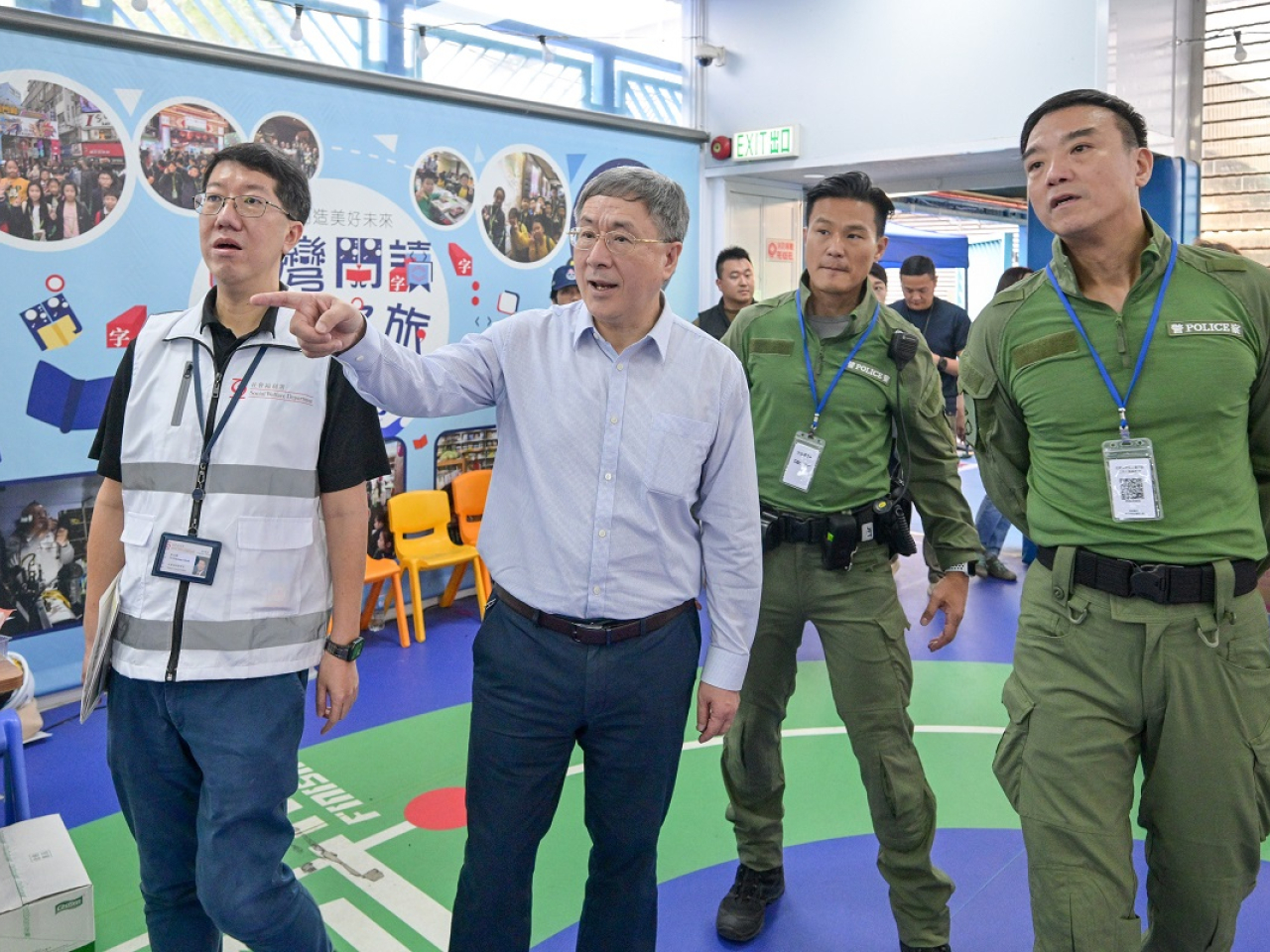 卓永興（左二）聽取警務處行動處處長呂錦豪（右一）講述物品儲存區使用情況。旁為社署署長杜永恒（左一）。（政府新聞處）
