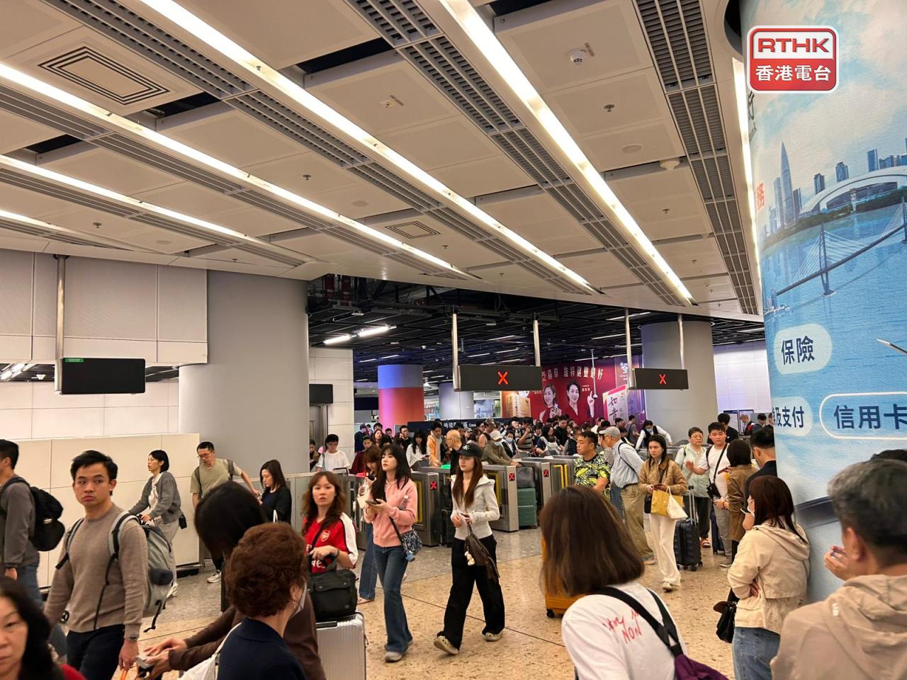 入境處表示，截至下午4時，各出入境口岸共有超過60萬4千人次出入境。（港台圖片）