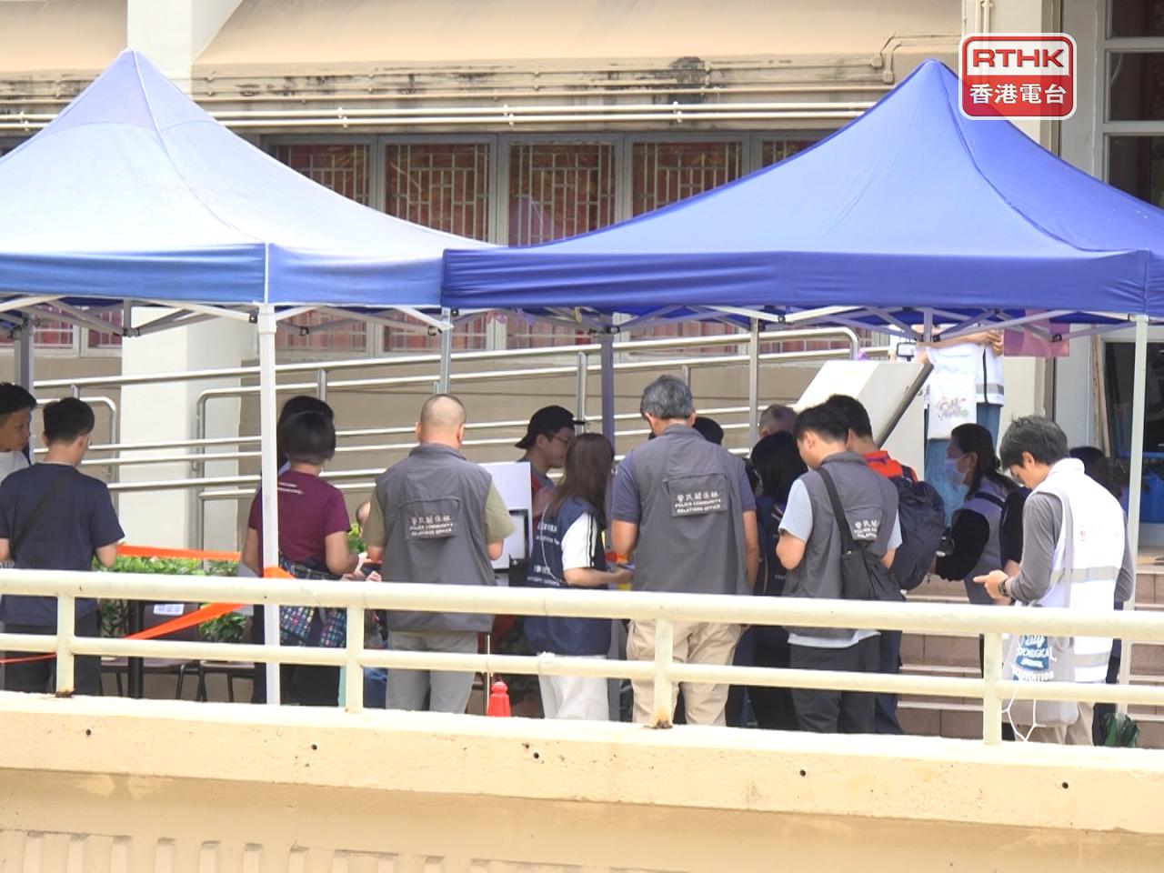 政府表示，今日實際有120戶455人上樓，期間秩序良好，運作大致暢順。