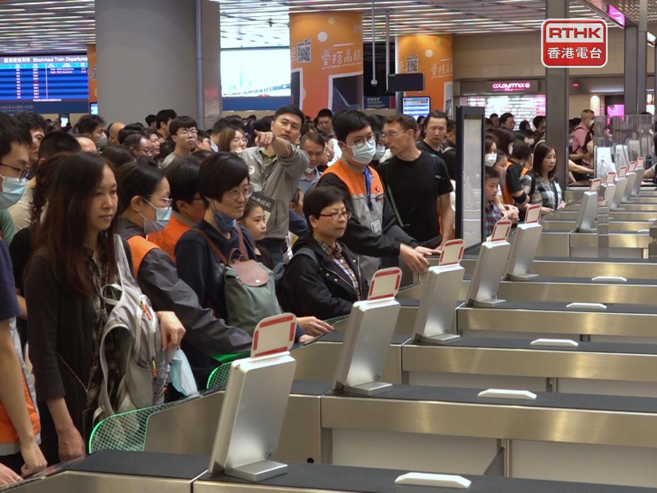 入境處表示，截至晚上9時，各出入境口岸共有超過103萬人次出入境。（港台圖片）