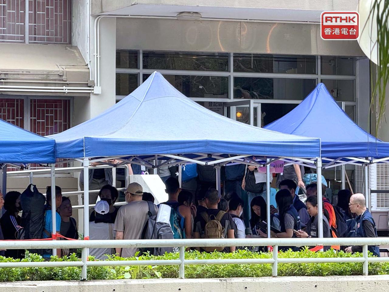 早上8時許，已有不少居民在廣福社區會堂排隊入內登記。（盧紫菁攝）