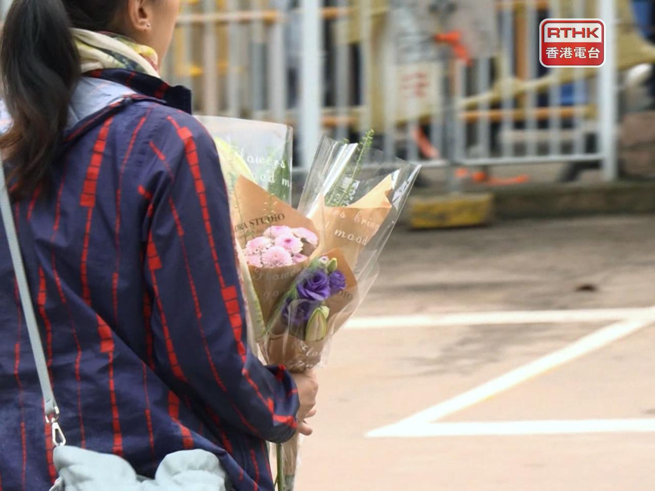 歐小姐帶同鮮花到場，希望悼念遇難街坊。（鍾家銘攝）