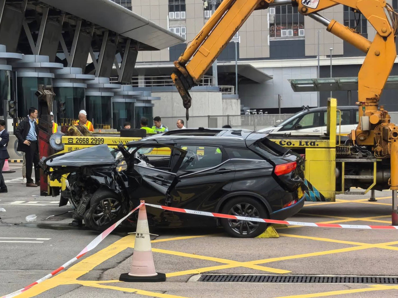 私家車懷疑失控撞向多個交通錐及一個檢查亭。（網上圖片）