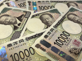 美元兌日圓低見155.91日圓，較早時報156.73日圓，跌幅約0.2%。（港台圖片）