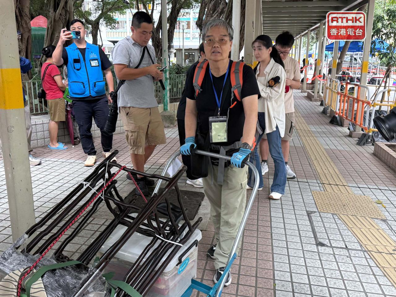 麥先生說單位未受大火波及，只有少許灰塵，從單位搬走部分古董傢俬。（盧紫菁攝）