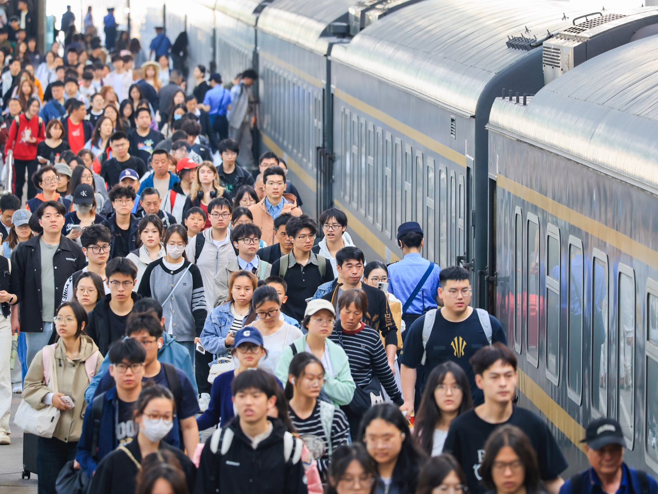 國鐵集團預計，今天全國鐵路預計發送2030萬人次旅客，將加開1600班列車。（新華社資料圖片）