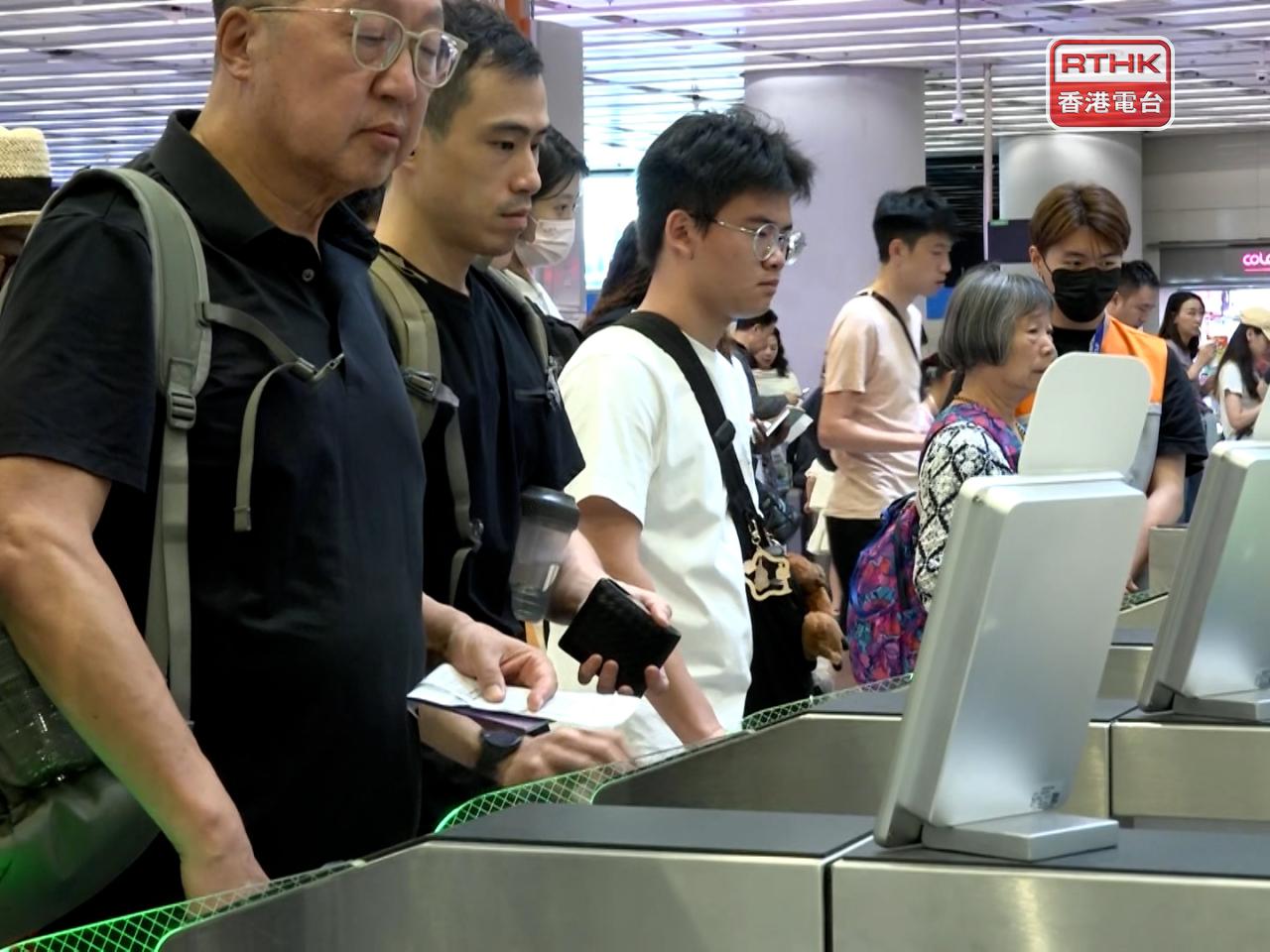 截至下午4時，有16萬2千多人次內地旅客抵港。（港台圖片）