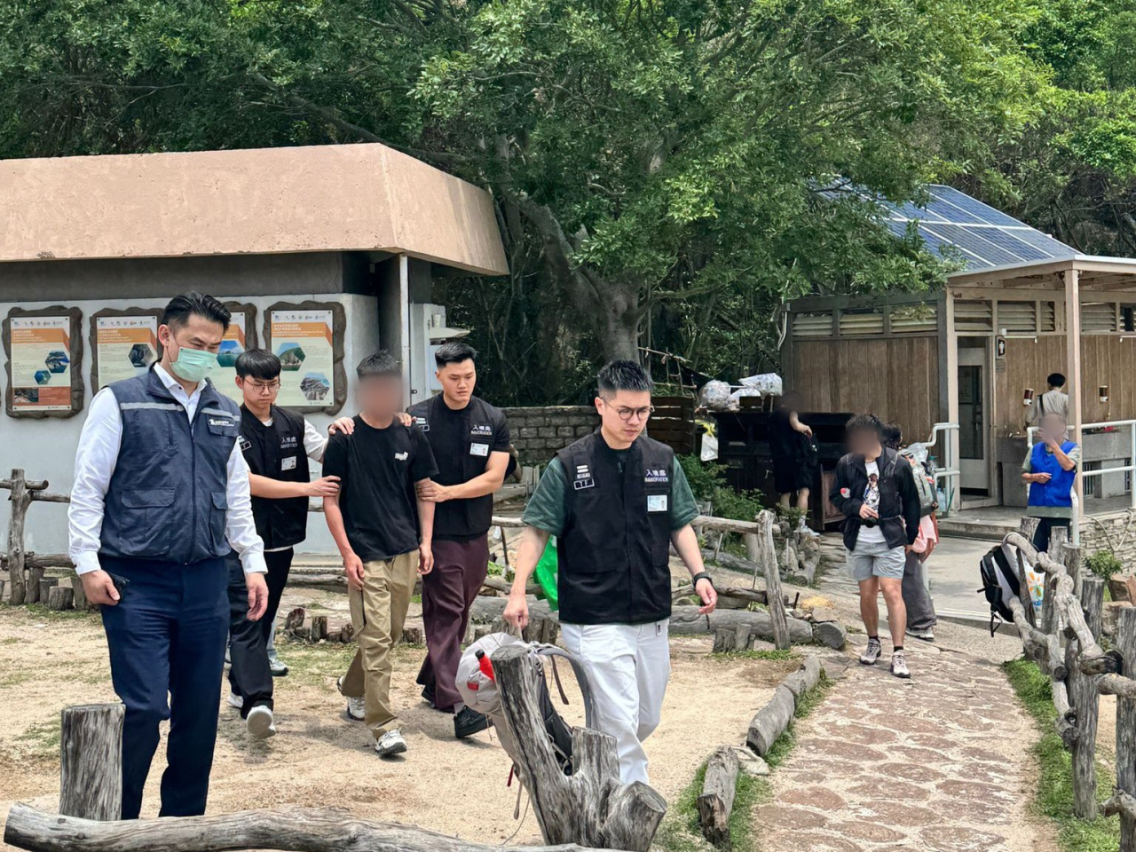 入境處聯同旅監管局今日展開反非法勞工行動。（政府新聞處）