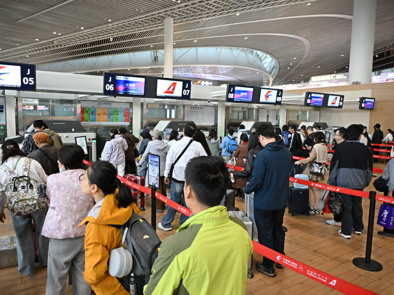 全國各地陸續進入返程高峰，主要高速公路的流量普遍高位運行。（新華社資料圖片）