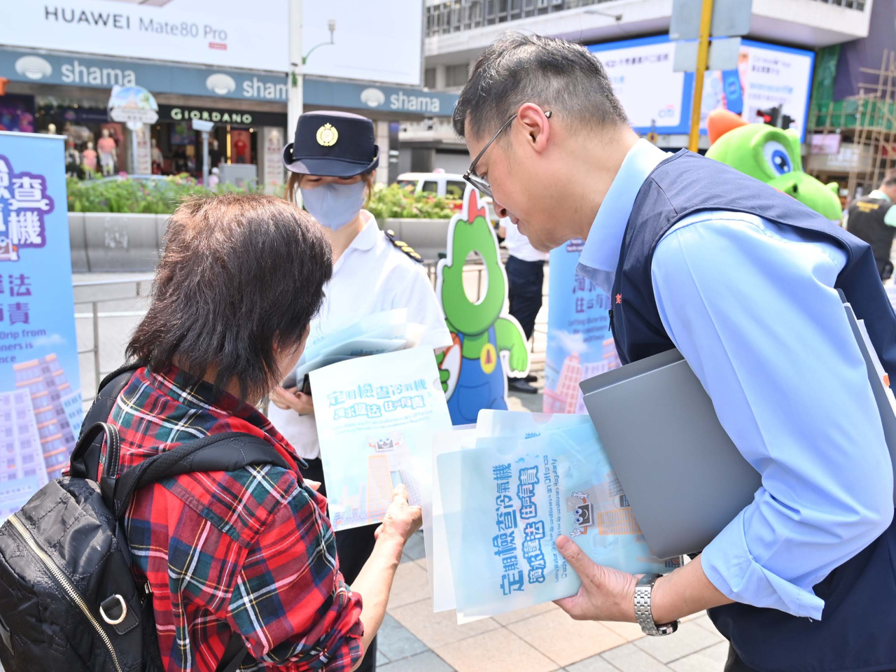 食環署人員早前在油尖區進行宣傳教育活動，向市民派發宣傳單張。（政府新聞處）