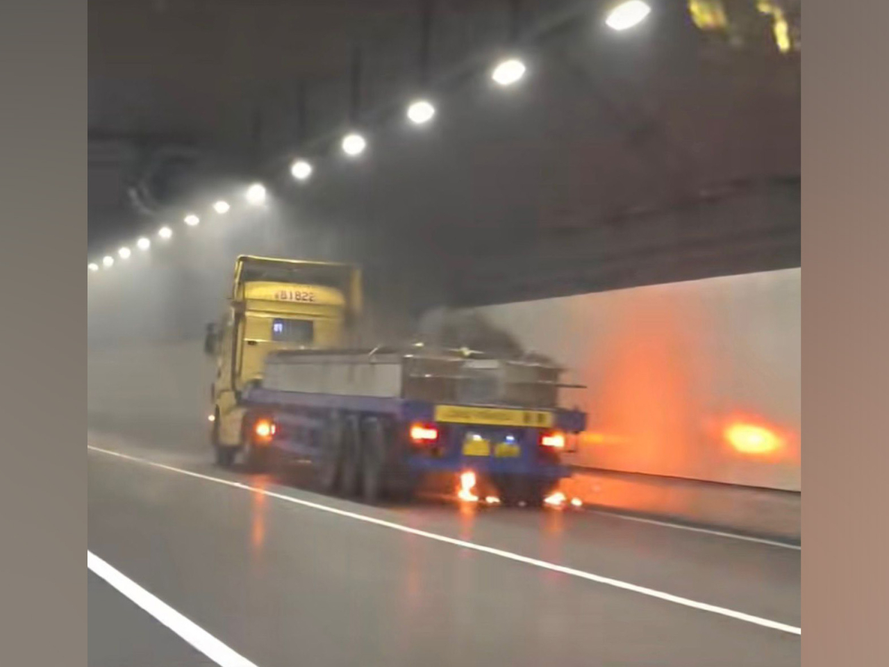 港珠澳大橋海底隧道往香港方向管道有車輛著火。(網上圖片)