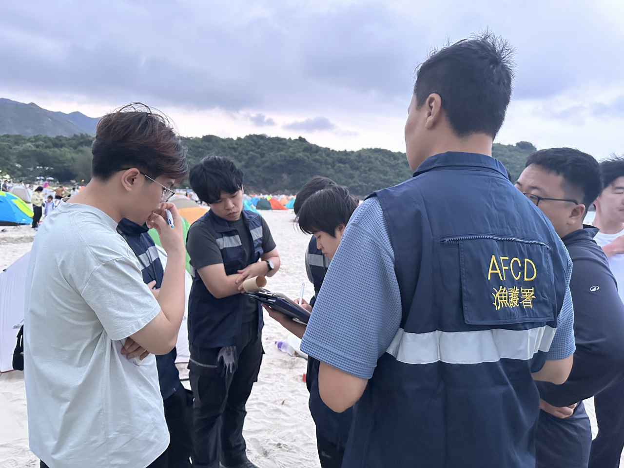 漁護署人員對違規人士執法。（漁護署社交網站圖片）
