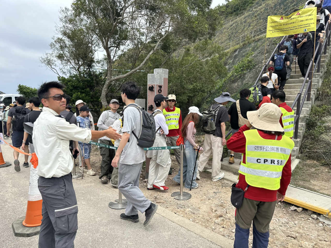 漁護署在萬宜地質步道-破邊洲段實施人流管制措施。（漁護署社交網站圖片）