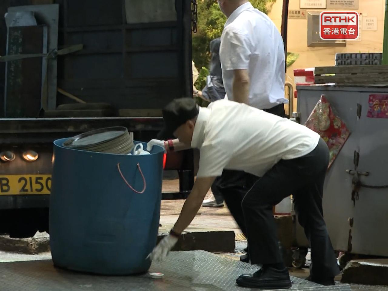 有工作人員晚上將店內的餐碗等用具搬上貨車。（雷釗河攝）