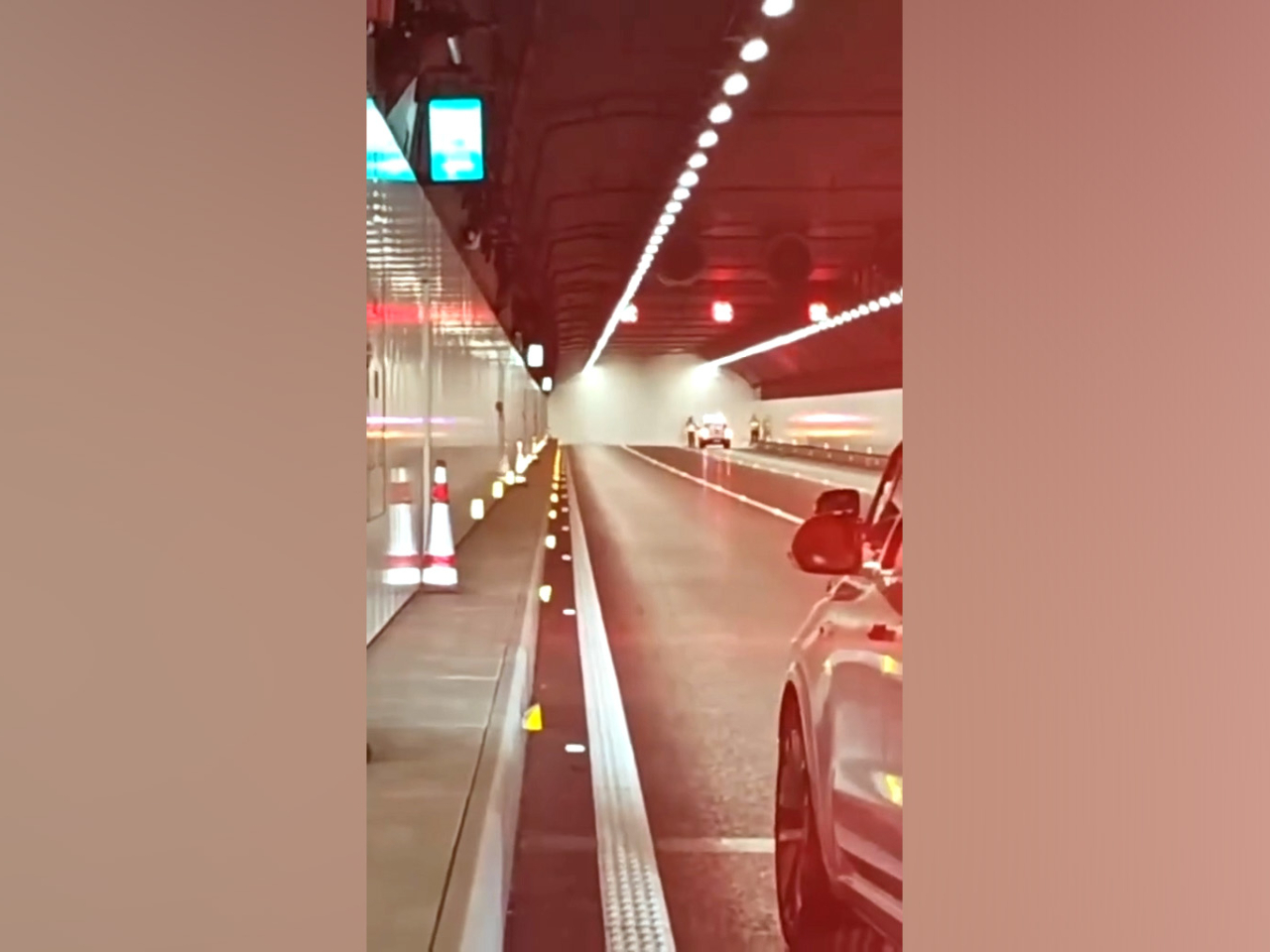 港珠澳大橋海底隧道往香港方向管道的部分行車線，早前因車輛着火需要封閉。（網上片段截圖）