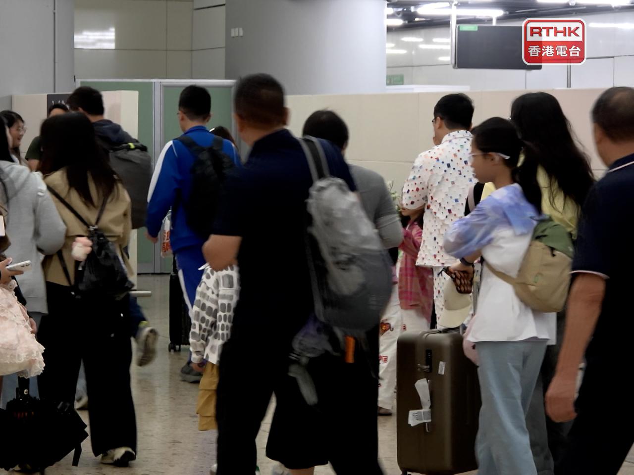 所有口岸的總出入境旅客量超過72萬人次。（港台圖片）