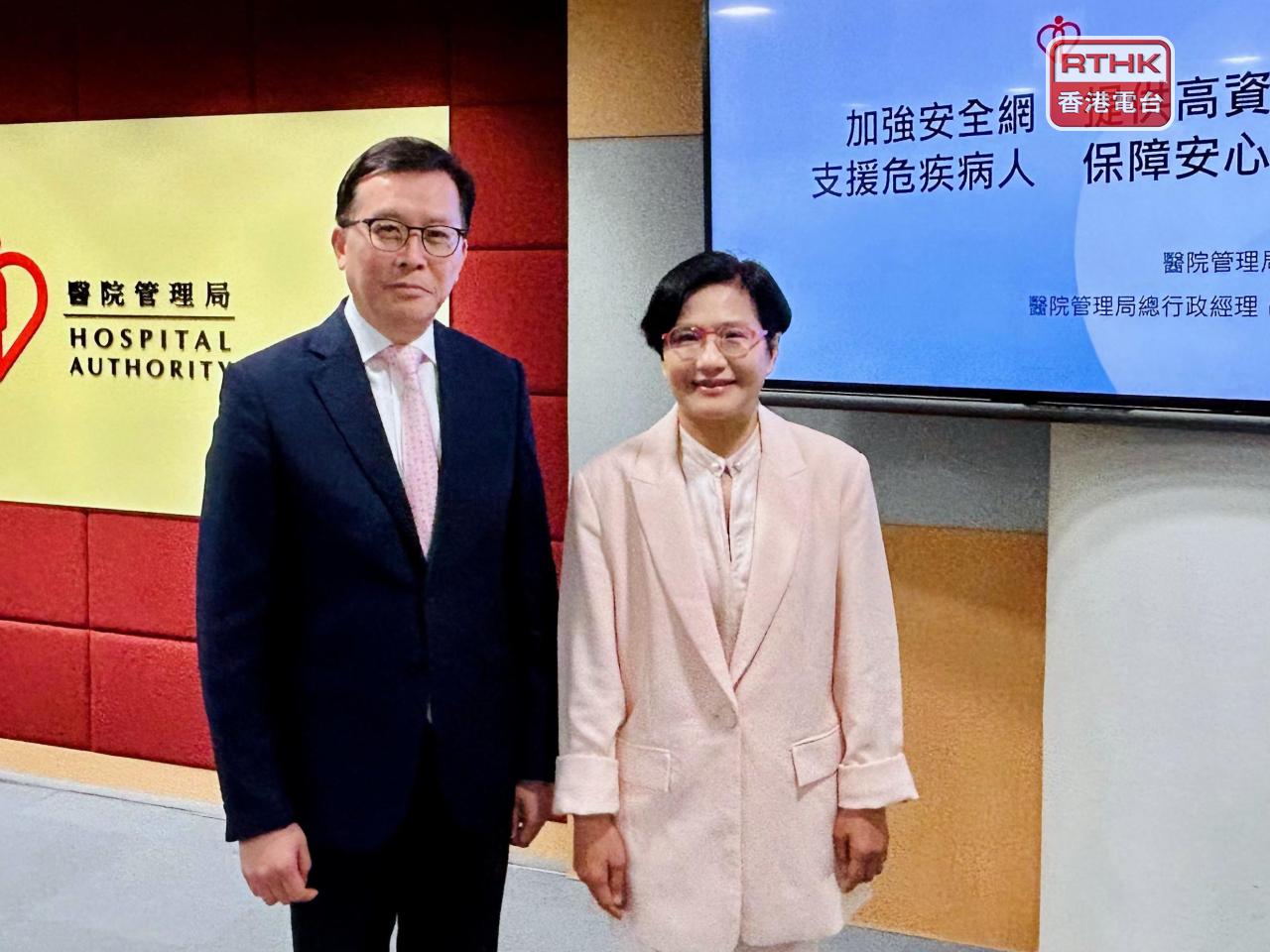 崔俊明（左）說，原屬自費藥物的口服標靶藥物「達沙替尼 Dasatinib」，上月起轉為專用藥物。(鄧穎琳攝)