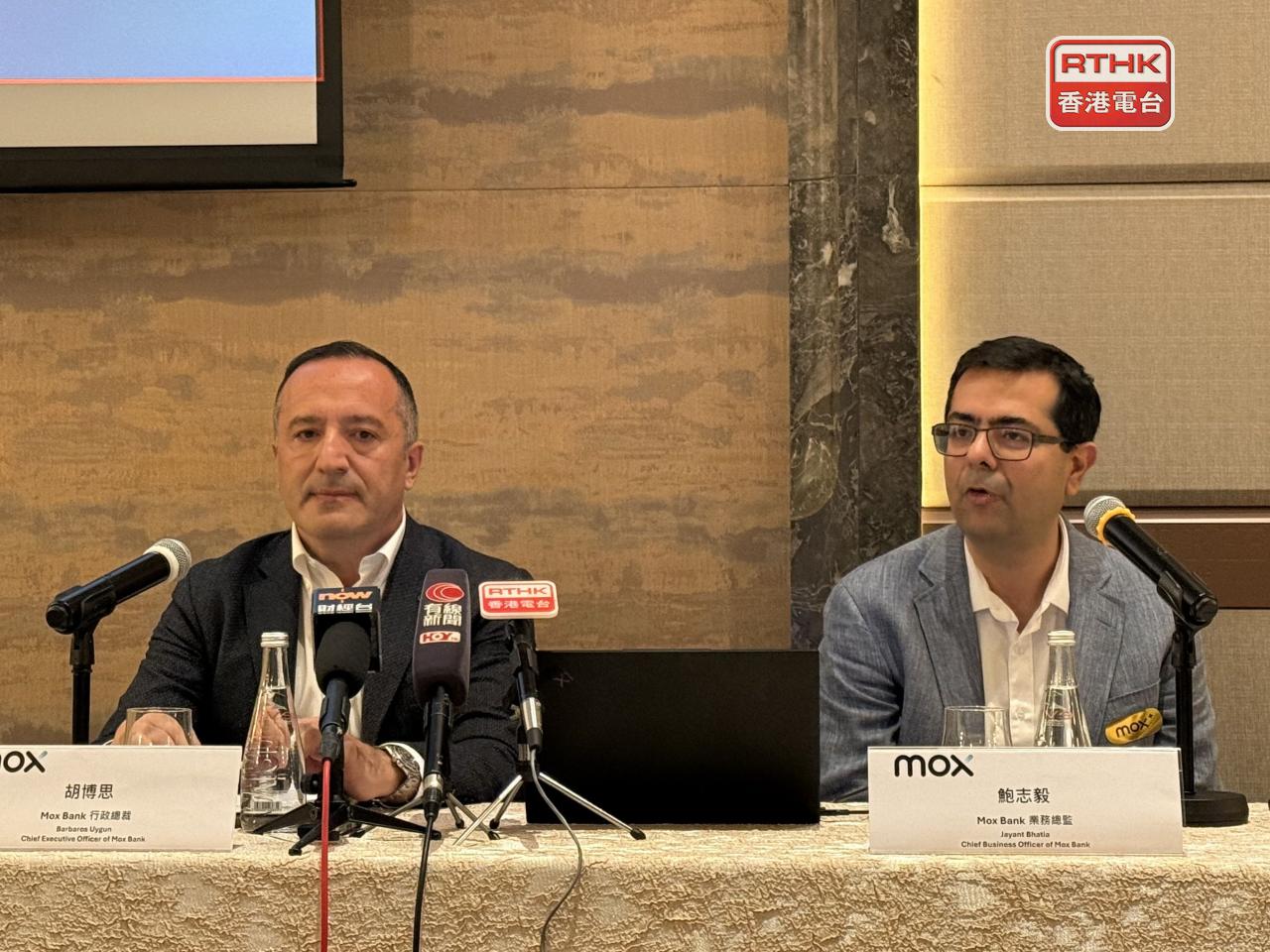 Mox Bank胡博思（左）表示，有信心今季能延續勢頭，目標今年全年亦能實現收支平衡。（趙嘉駿攝）
