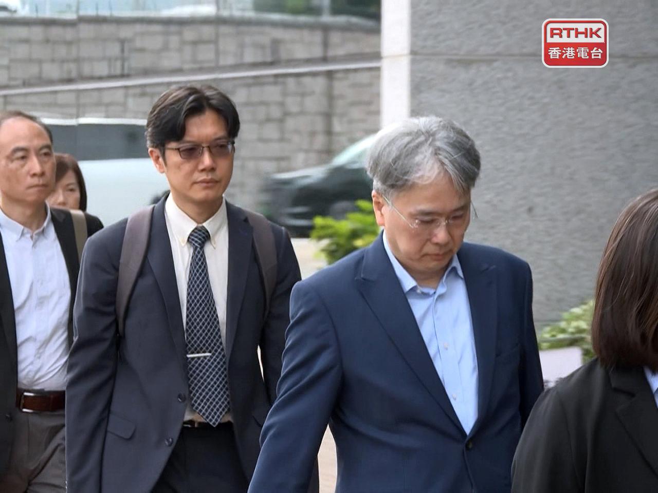 負責為小型工程監督文件進行審核、房屋局獨立審查組高級屋宇保養測量師容兆倫（左二）作供。（梁禎祥攝）