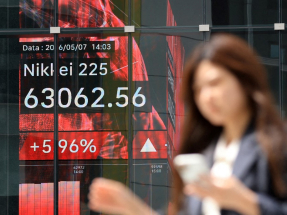 日經平均指數一度升穿63000點，收市報62833點，升3320點，升幅5.58%。（法新社）