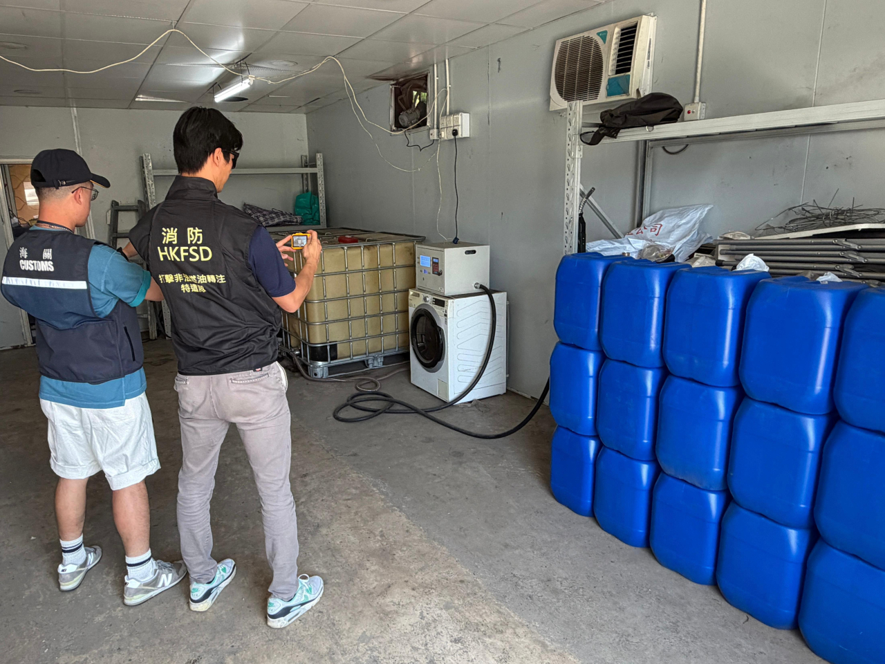 行動中共檢獲約1100公升汽油及3000公升柴油，市值超過14萬元。（消防處提供）