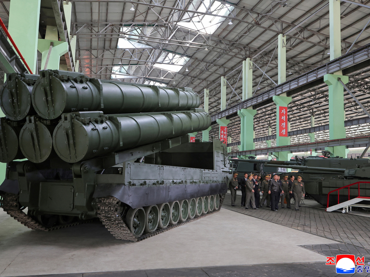 金正恩視察軍工企業，暗示年內將在韓朝邊境地區部署新型大口徑榴彈炮體系。(路透社)