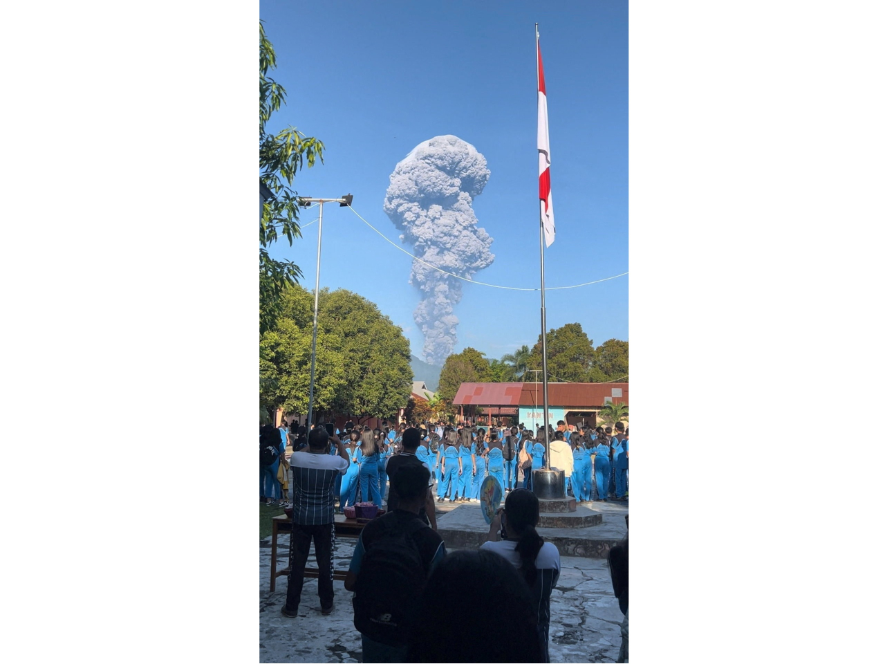 印尼杜科諾火山噴發。（路透社）