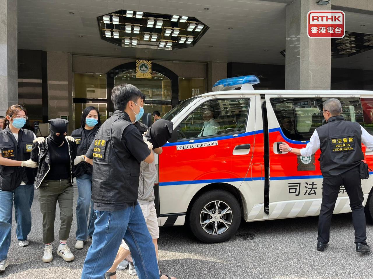 澳門司警下午將一對涉嫌販毒和吸毒的香港男女押往檢察院。(鄭月明攝)