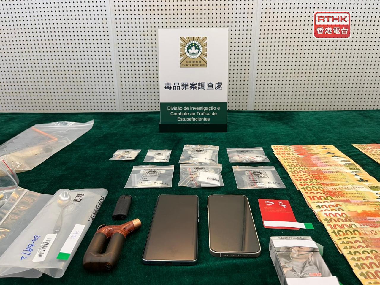 司警展示在行動中檢獲的現金、毒品以及吸食工具等證物。(鄭月明攝)