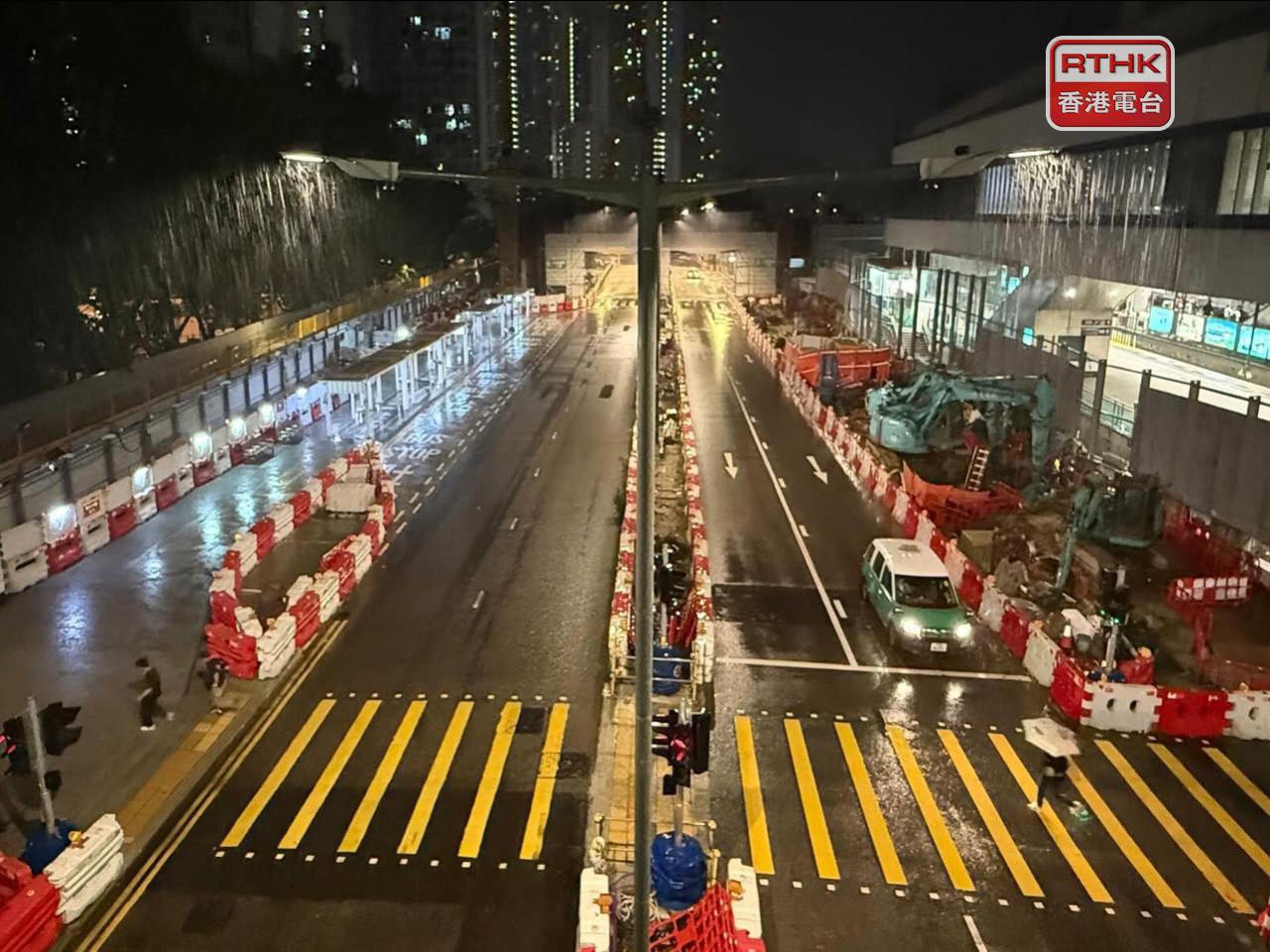 天文台呼籲駕駛人士注意道路可能出現嚴重水浸及交通擠塞。（李意琴攝）