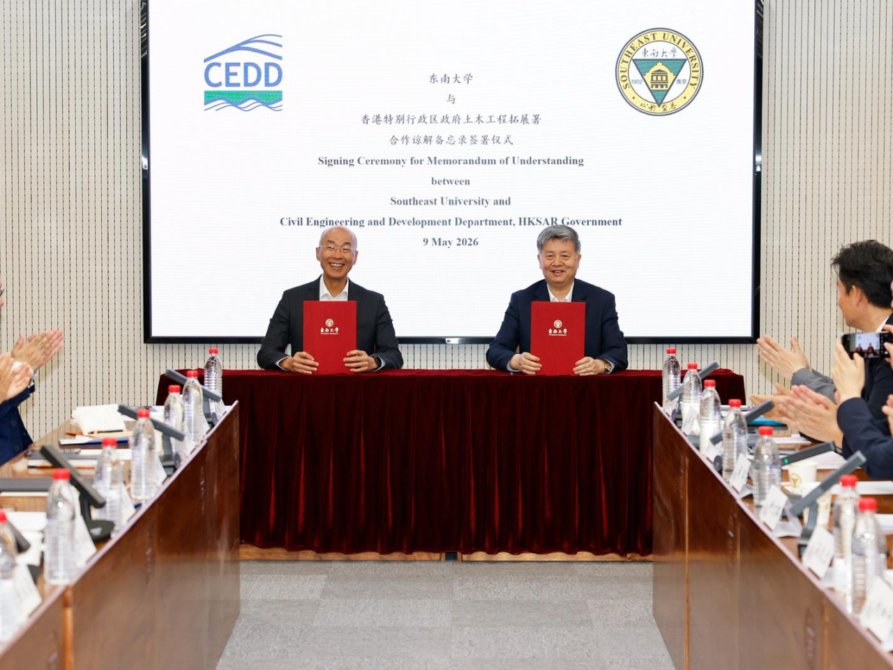 土木工程拓展署署長方學誠（左）與東南大學校長孫友宏（右）在簽署儀式上合照。（政府新聞處）